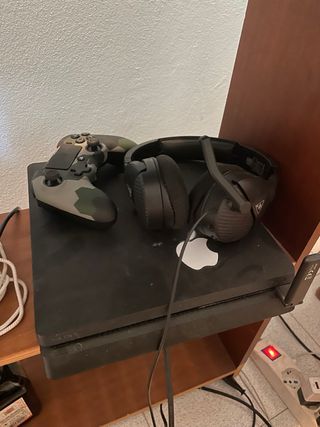 Playstation 4 Slim Nera + joystick e cuffie