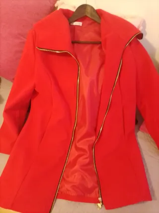 Abrigo rojo con cremallera y cuello alto