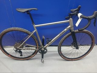 Bicicleta de gravel cuadro titanio Shimano GRX ruedas