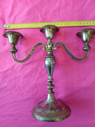 Candelabros antiguos de metal plateado. Bien conse