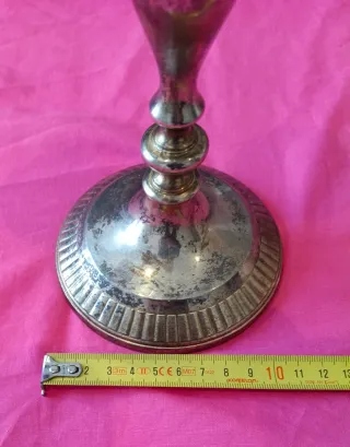 Candelabros antiguos de metal plateado. Bien conse