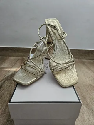 Sandalias doradas tacón medio Stradivarius