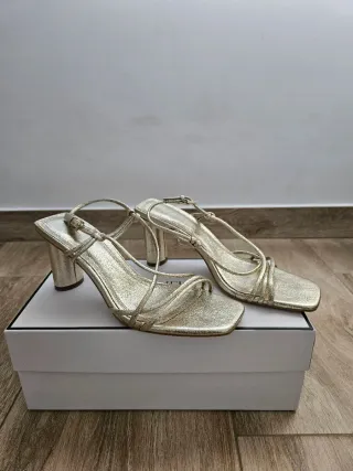 Sandalias doradas tacón medio Stradivarius