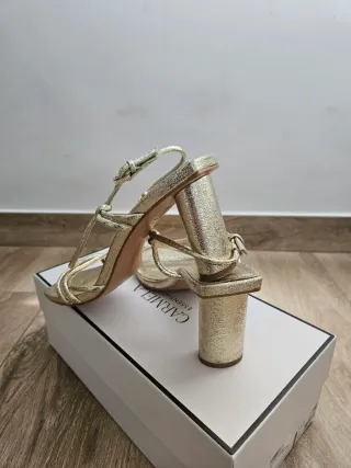 Sandalias doradas tacón medio Stradivarius