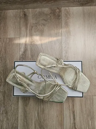 Sandalias doradas tacón medio Stradivarius