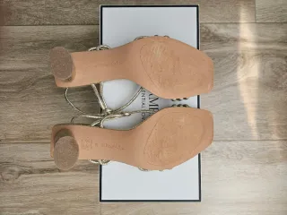 Sandalias doradas tacón medio Stradivarius