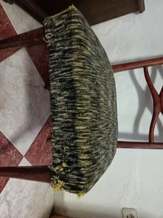 Silla antigua de madera y tela
