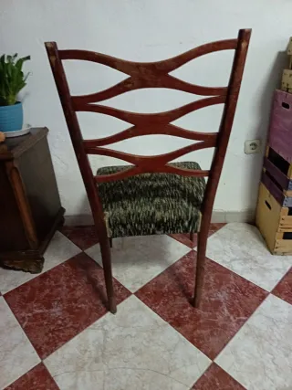 Silla antigua de madera y tela
