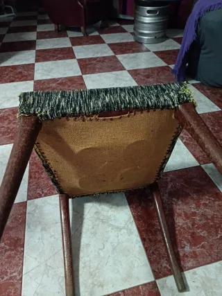 Silla antigua de madera y tela
