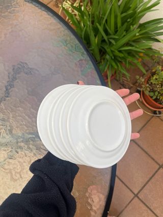 Juego de 5 platos de porcelana blancos.