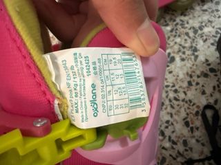 Patines rosas con protecciones y casco