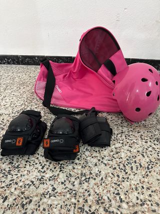 Patines rosas con protecciones y casco