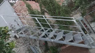 Escalera exterior metálica galvanizada