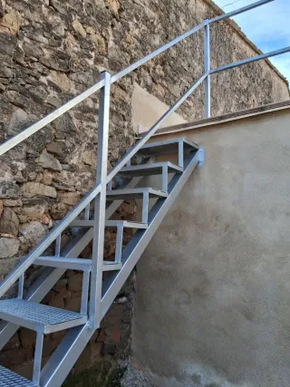 Escalera exterior metálica galvanizada