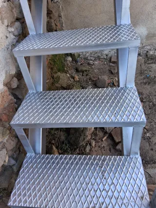 Escalera exterior metálica galvanizada