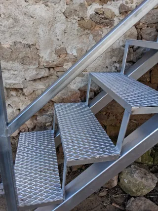 Escalera exterior metálica galvanizada