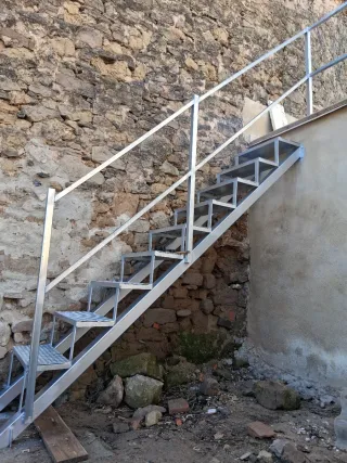 Escalera exterior metálica galvanizada