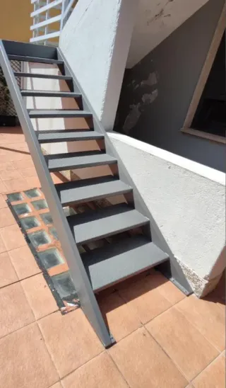 Escalera exterior metálica galvanizada