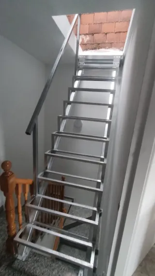 Escalera exterior metálica galvanizada