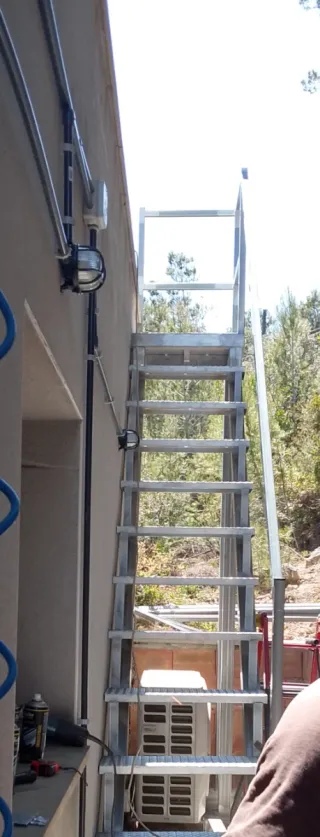 Escalera exterior metálica galvanizada