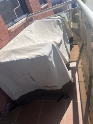 Divano esterno beige e bianco