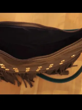 Bolso con flecos y tachuelas en ante verde militar