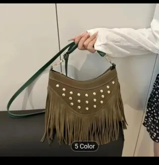 Bolso con flecos y tachuelas en ante verde militar