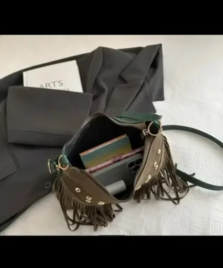 Bolso con flecos y tachuelas en ante verde militar
