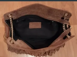 Bolso de ante con flecos y cadena dorada.Nuevo