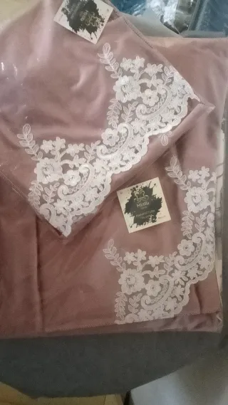 Tovaglia con pizzo rosa e bianco
