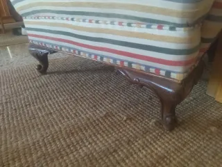 Sillón de tela a rayas multicolor.