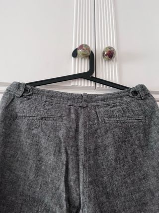 Pantalón moderno gris jaspeado