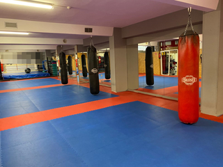 Local gimnasio equipado para alquiler, venta
