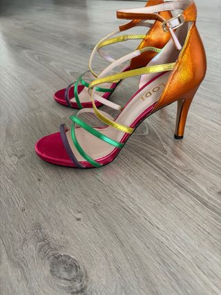 Sandalias Lodi fiesta multicolor tacón.