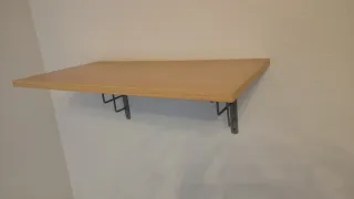 Scaffale a parete con mensole in legno e supporti metallici 60 × 30