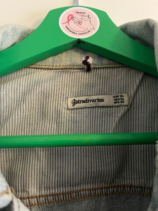 Cazadora vaquera Stradivarius azul