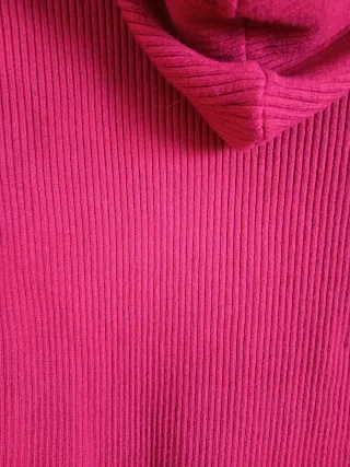 Vestido largo fucsia con capucha