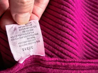 Vestido largo fucsia con capucha