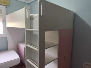 Cama alta con escritorio y armario