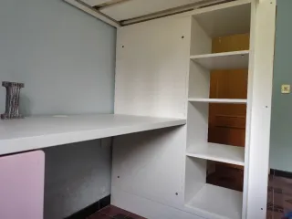 Cama alta con escritorio y armario