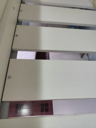 Cama alta con escritorio y armario