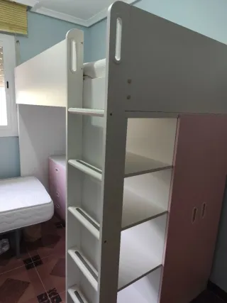 Cama alta con escritorio y armario