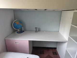 Cama alta con escritorio y armario