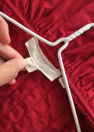 Blusa top rojo con volante de Anthropologie, XS