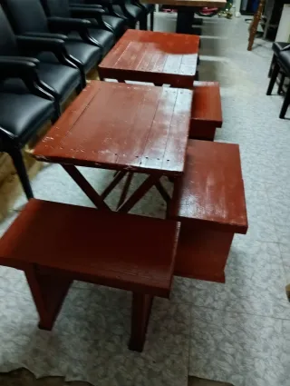 Mesas y bancos de madera color marrón/rojo
