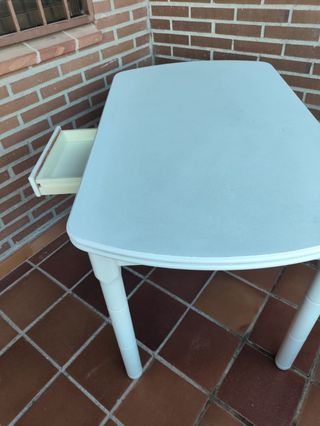 Mesa de comedor blanca con cajón