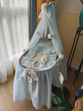 Moisés de bebé azul con dosel