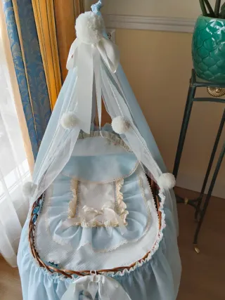 Moisés de bebé azul con dosel