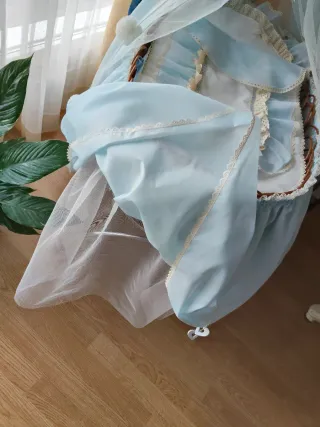 Moisés de bebé azul con dosel