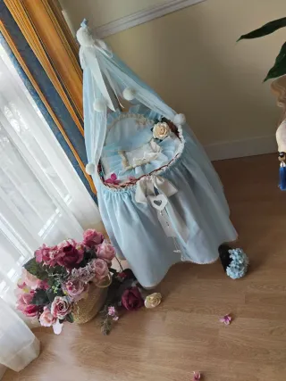 Moisés de bebé azul con dosel